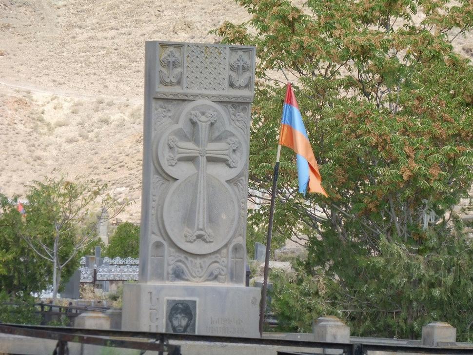 Za každého padlého vojaka v každej dedine jedna zástava. V Jerevane niekoľko sto.