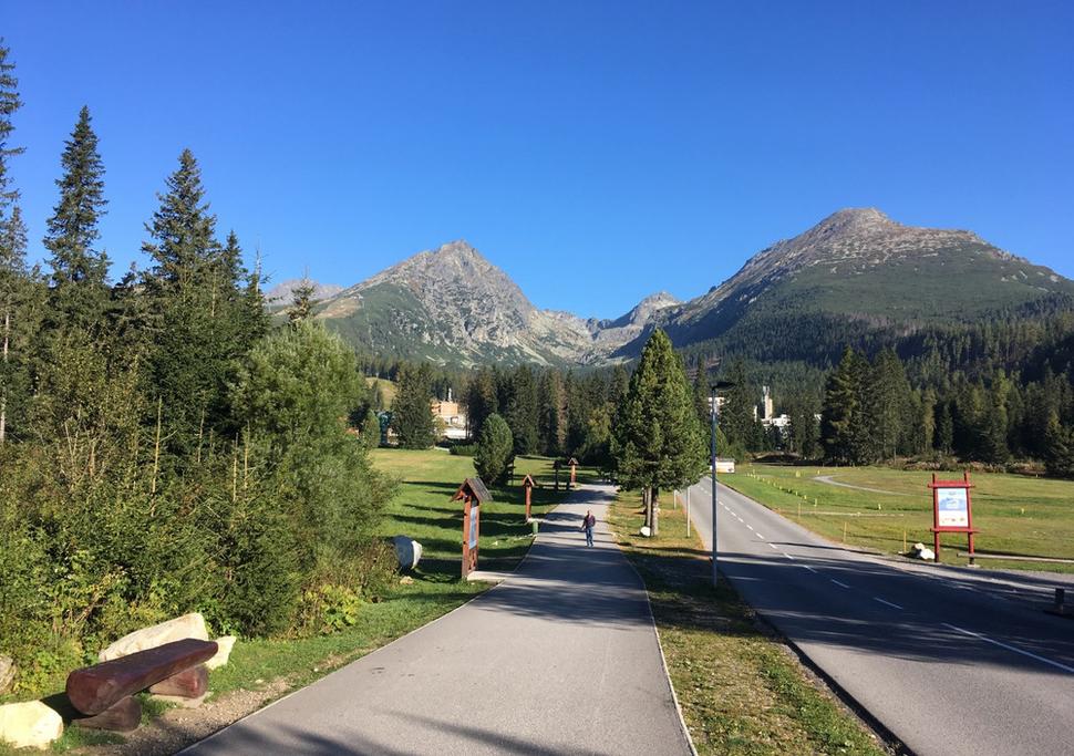 Takto prázdne Štrbské pleso pozná asi málo kto. V pozadí cieľ cesty Mlynická dolina uprostred s maličkým Štrbským štítom. (foto MTECPRO)