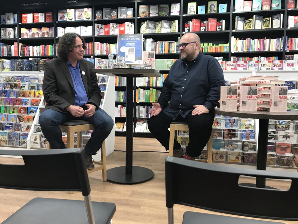 Autor románu Mäso Arpád Soltész (vľavo) a moderátor Dado Nagy (vpravo) na besede.