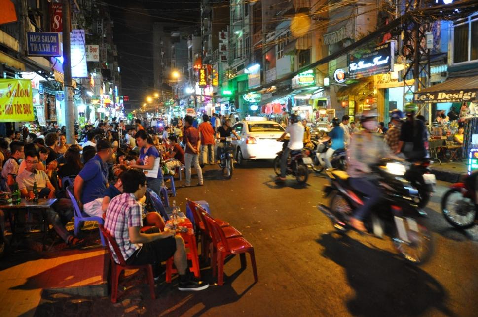 Večer sa Saigon ponorí do svetiel a života