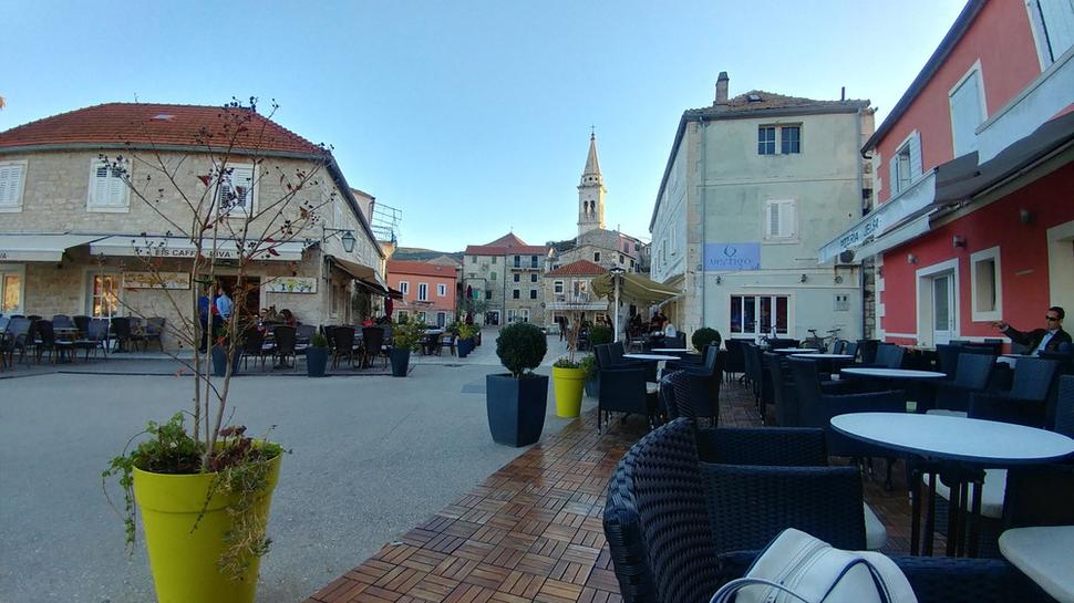 Prázdne kafiče. Len domáci a zívajúce námestie, kde sa v lete skoro nedá hýbať. Mesto Jelsa, Hvar.