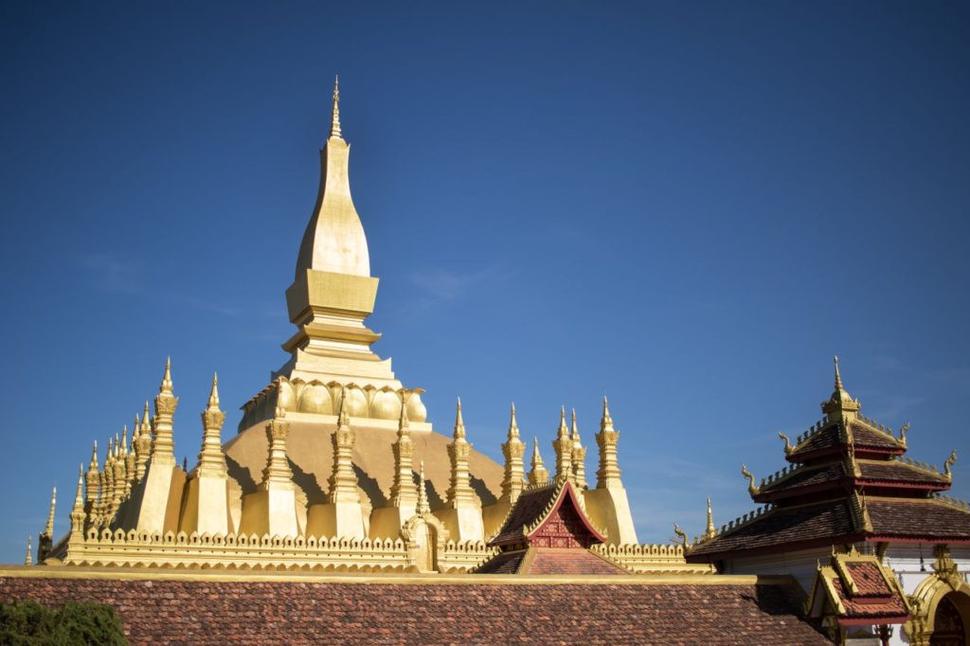 That Luang vďaka väčšej vzdialenosti od centra sa pekne vyníma inak v prázdnom okolí