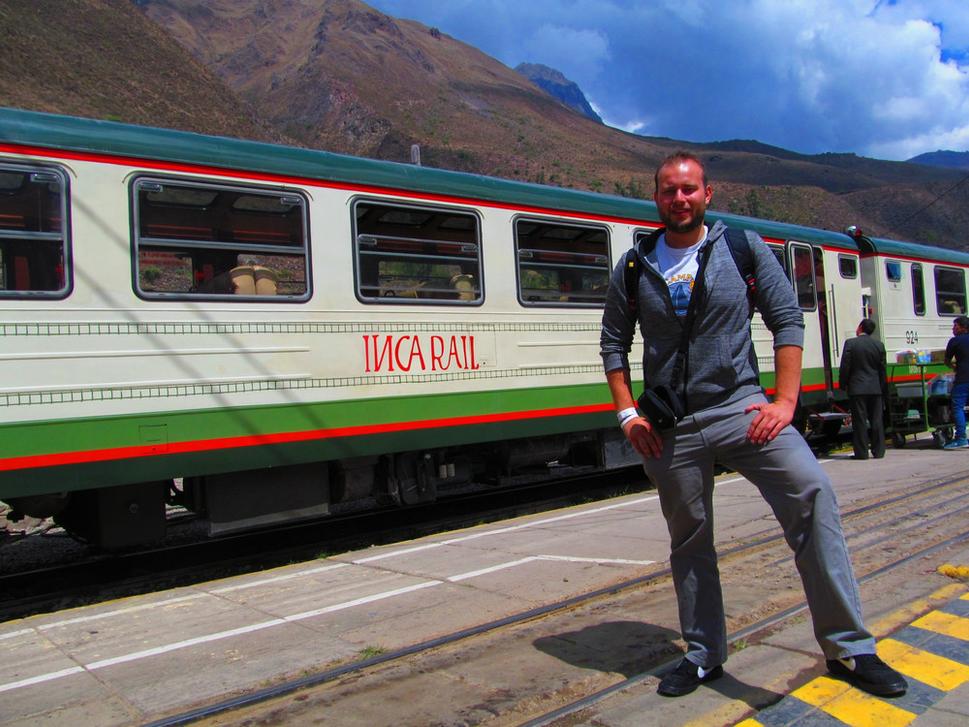 Najkomfortnejší spôsob ako sa dostať k Machu Picchu, je využiť služby vlakových prepravcov: Peru Rail alebo Inca Rail. Nie je to však lacný špás. Existuje však aj omnoho finančne výhodnejší a dobrodružnejší spôsob ako sa dostať do Machu Picchu. O tom sa však najlepšie dozviete tu: