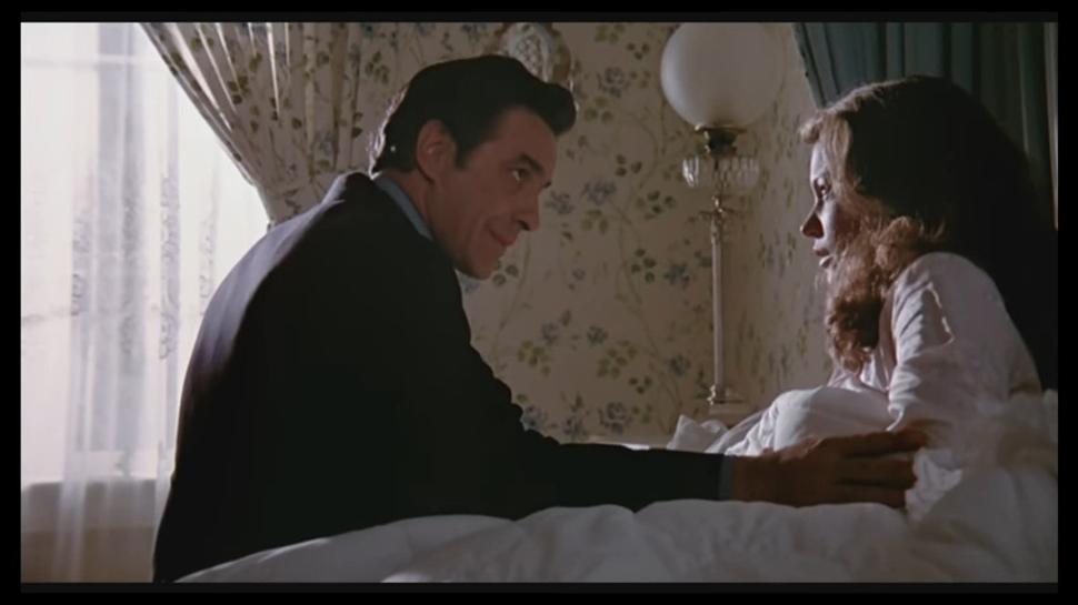 John Cassavetes ako Childress a Amy Irving ako Gillian