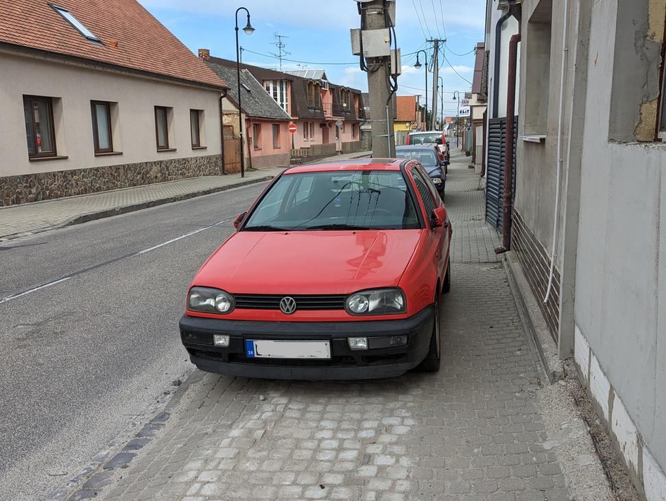 Tradičné parkovanie v Devíne. Tradícia je tradícia