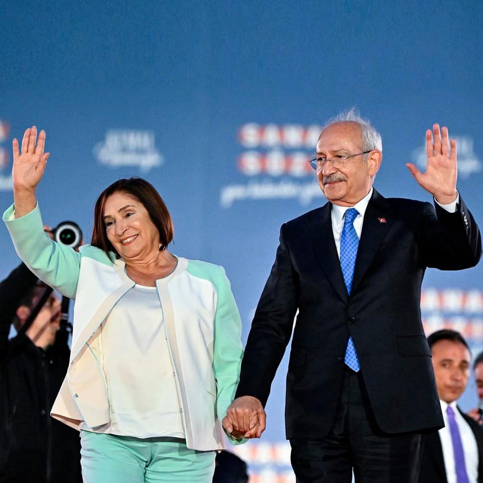 Predseda CHP a líder Národnej aliancie Kemal Kılıçdaroğlu s manželkou Selvi na mítingu v Istanbule. Zdroj: FB 