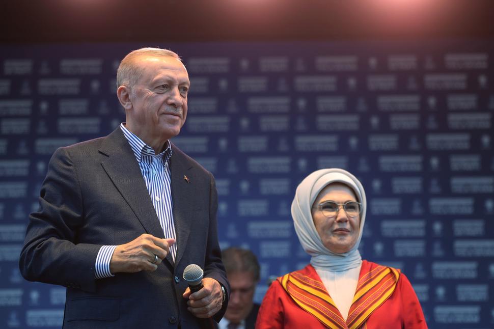 Prezident a predseda strany AKP, Recep Tayyip Erdogan, s manželkou Emine, prvou tureckou prvou dámou, ktorá nosí moslimskú šatku na vlasoch.