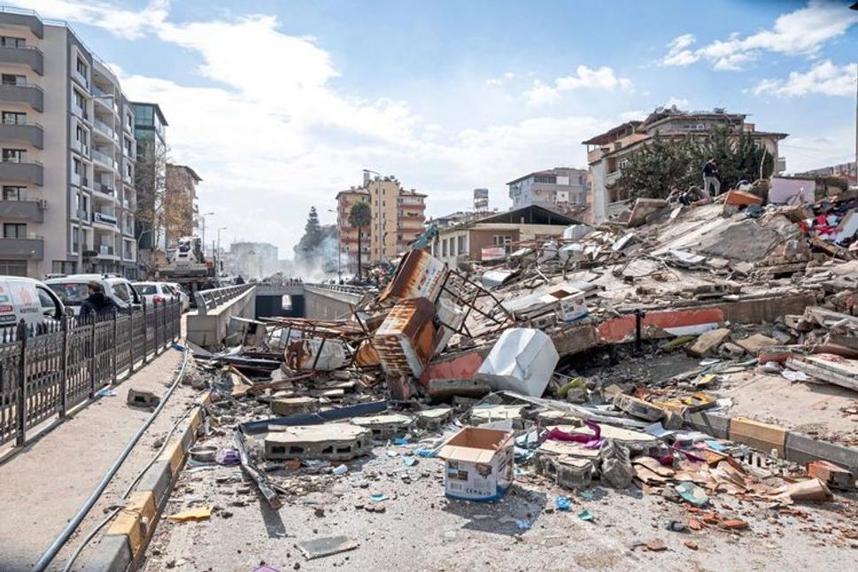 Zemetrasenie v juhovýchodnej Anatólii zničilo stovky obcí a zanechalo aj doteraz desiatky tisíc Turkov bez strechy nad hlavou.