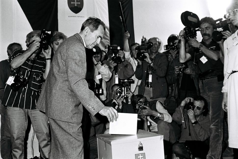 Bývalý vrcholný predstaviteľ ÚV KSČ Vasiľ Biľak volí v Bratislave 8. júna 1990 v prvých slobodných voľbách.