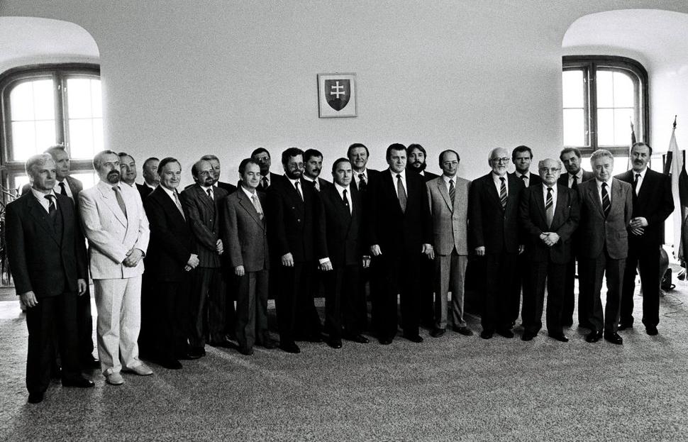 Prvá vláda Vladimíra Mečiara zložila 27. júna 1990 sľub na Bratislavskom hrade do rúk predsedu parlamentu Františka Mikloška.