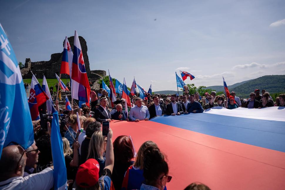 Strana SMER-SD usporiadala v predvečer Dňa víťazstva nad fašizmom výstup na Devín, na ktorom sa zúčastnil aj predseda SNS Andrej Danko
