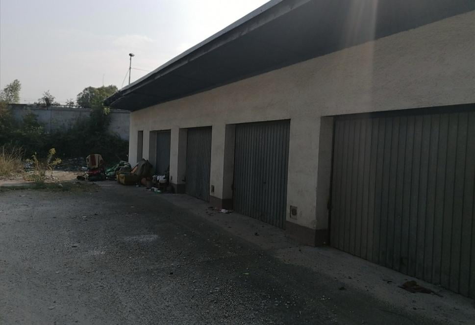 garáže pri budove
