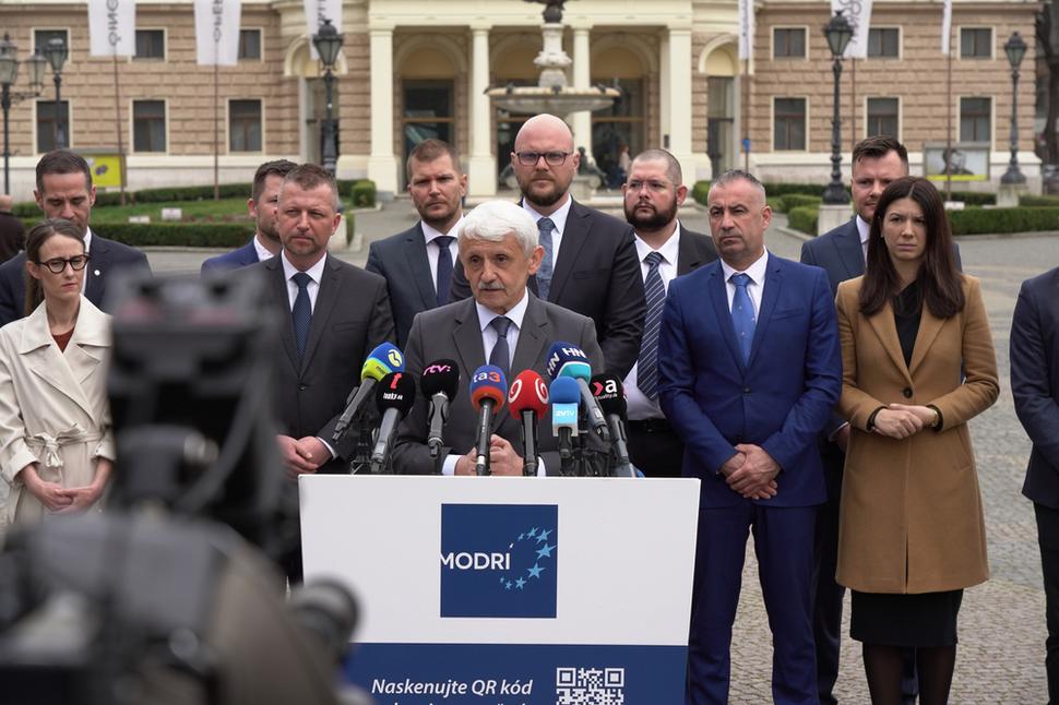 Stranu Modrí - Európske Slovensko založil expremiér Mikuláš Dzurinda.