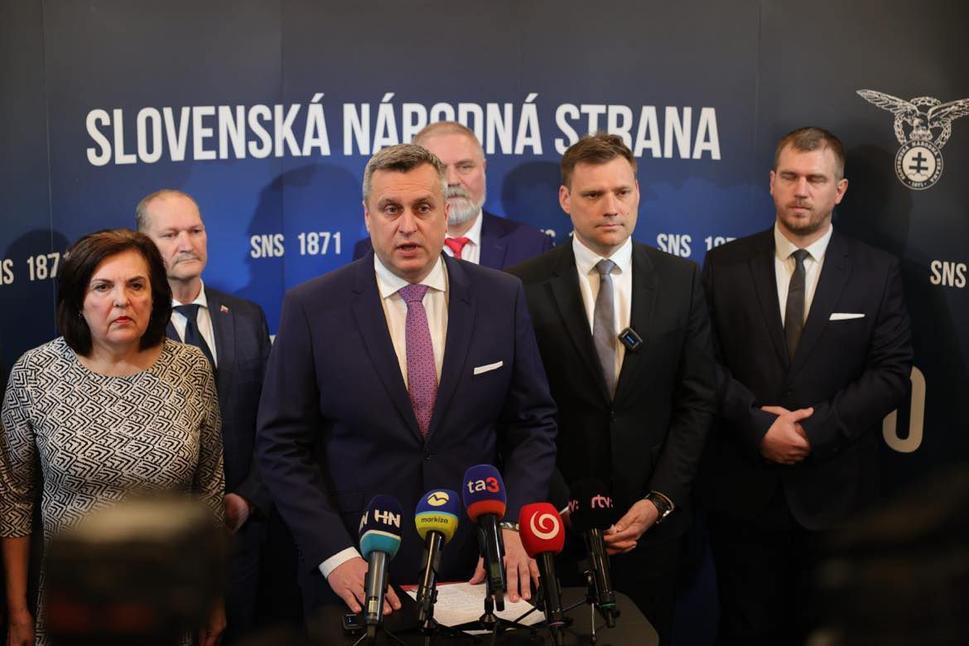 Líder SNS Andrej Danko sa spája s Tomášom Tarabom