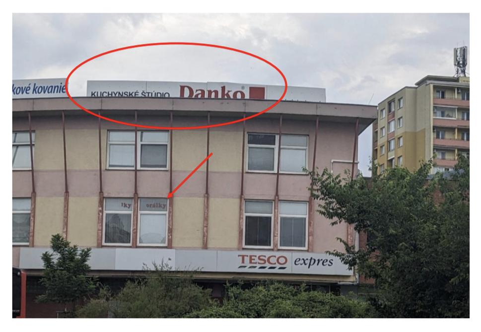 Ale nápis na okne ma zneistel, či sa nejedná o krycí manéver istých laškovných služieb