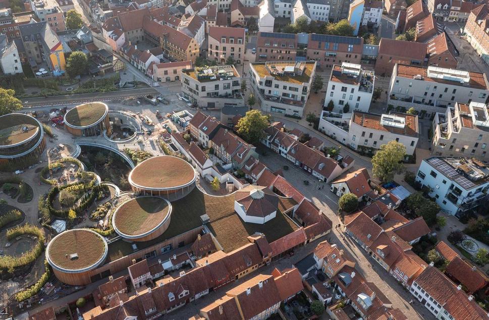 Nové centrum mesta Odense, pod budovami je zapustená cesta
