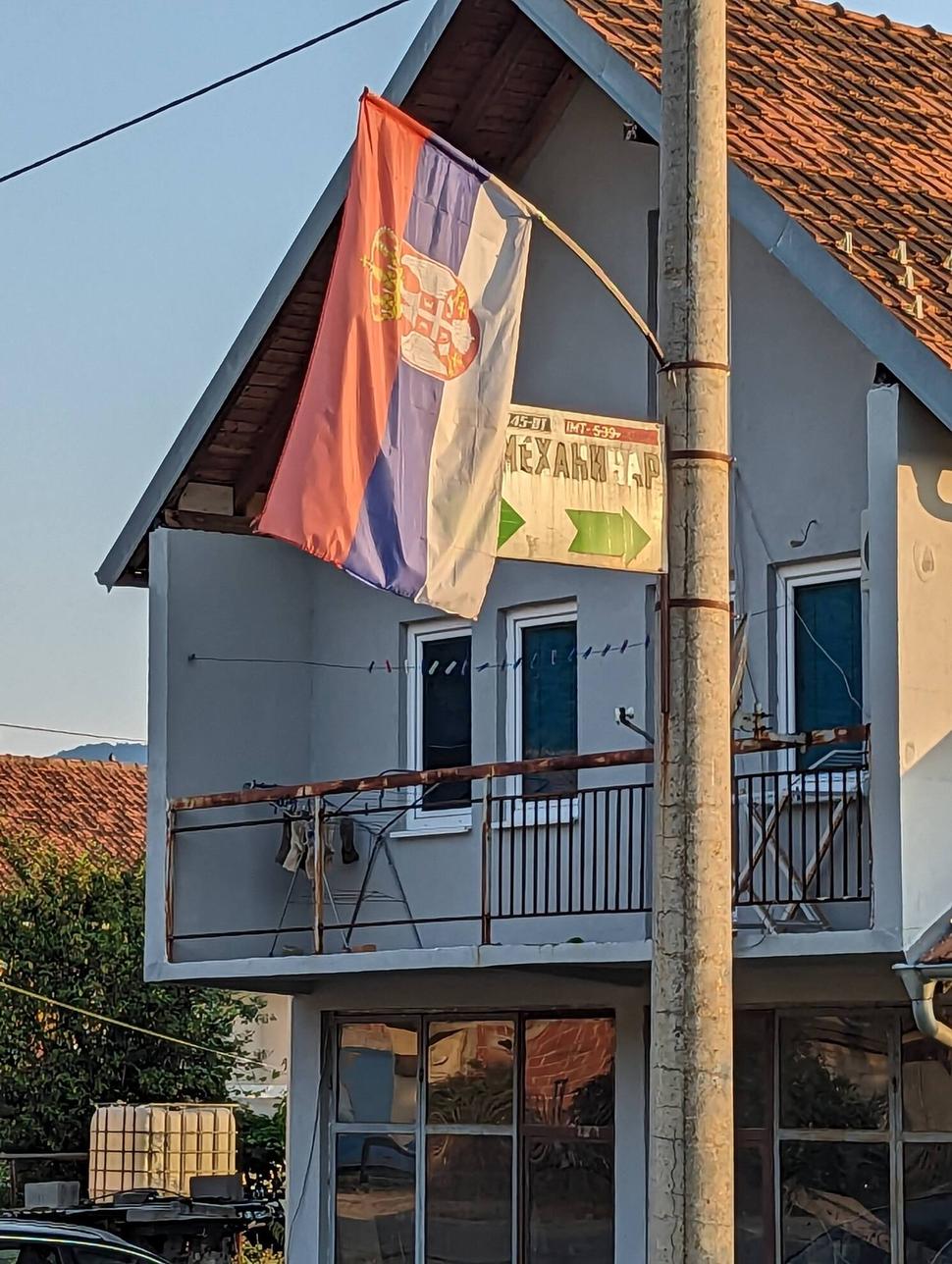 Zubin potok (Kosovo a Metochia). Zástavy vejú všade.