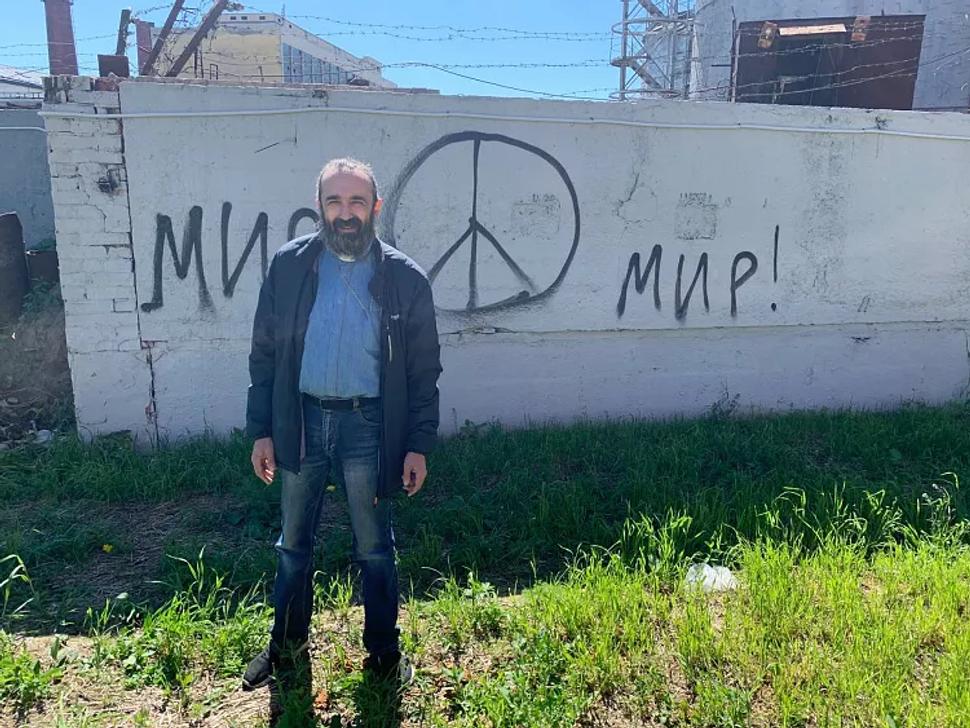 Grigorij pred graffiti hlásajúcimi svetový mier