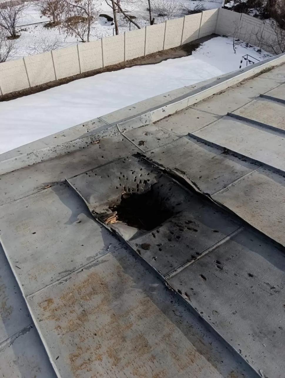 Raketa vyhodila dieru do strechy židovskej ješivy v Charkove