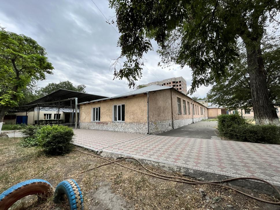 Budova špeciálnej základnej školy na ulici Interhelpo v Biškeku.