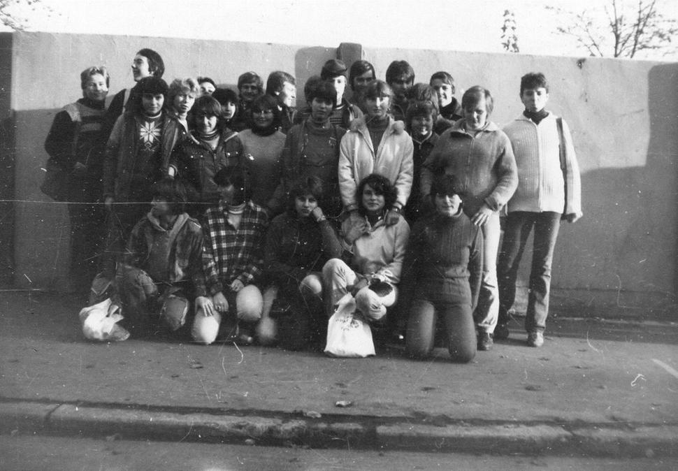 Obr.2 Žiaci martinskej priemyslovky na zhromaždisku pred plotom športového štadióna.