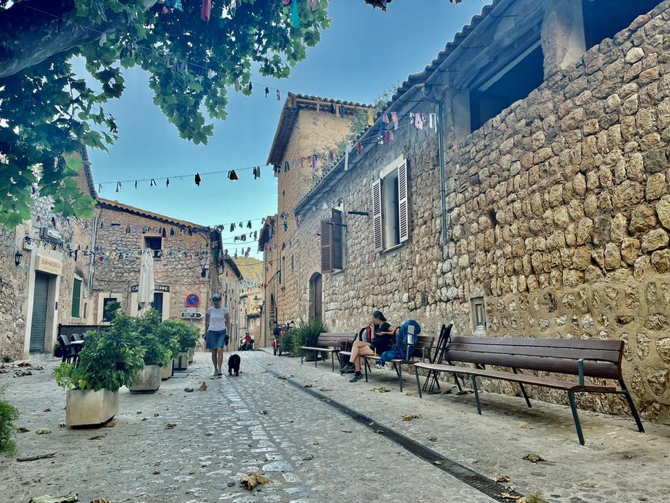 Osada Biniaraix ešte spí, len psíčkari už ožívajú. Posledný kúsok civilizácie pred výstupom do centrálnej časti Sierra de Tramuntana. Miestna vodná točka je vraj nepitná, ale podľa neskorších správ od českého páru turistov, nemali s touto vodou problém.