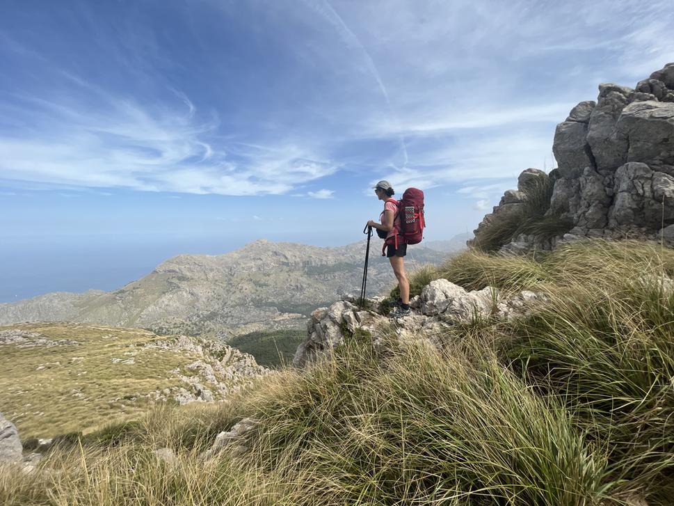 Výhľad na severné útesy Malorky. Na horizonte len tušíme, kde končí more a začína obloha.