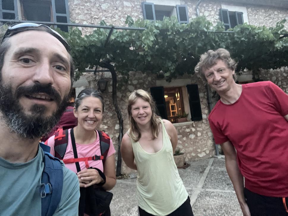 Ranná rozmazaná s nemeckými turistami. Kvalitnú fotku z mobilu za šera nečakajte.