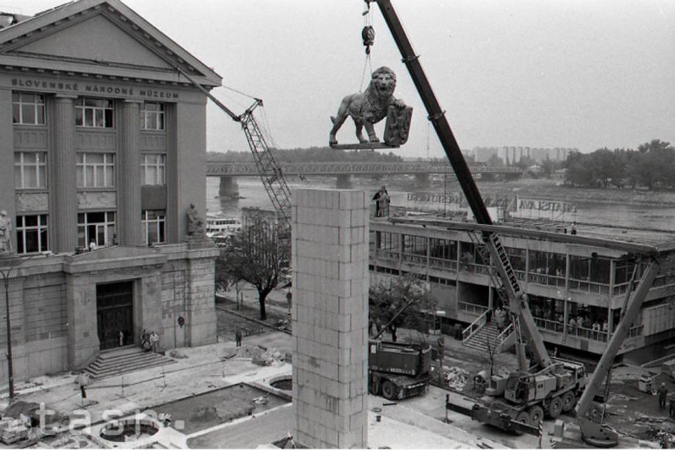 V roku 1988 bol pred Národným múzeom znovupostavený pilier so Štefánikovým levom, teraz ako pomník Československej štátnosti.
