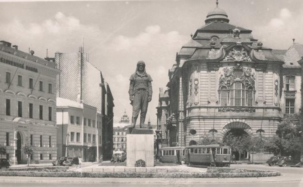 Die Katze muss weg. V roku 1940, bol na príkaz samotného Hitlera demontovaný pilier s levom Československých légií.