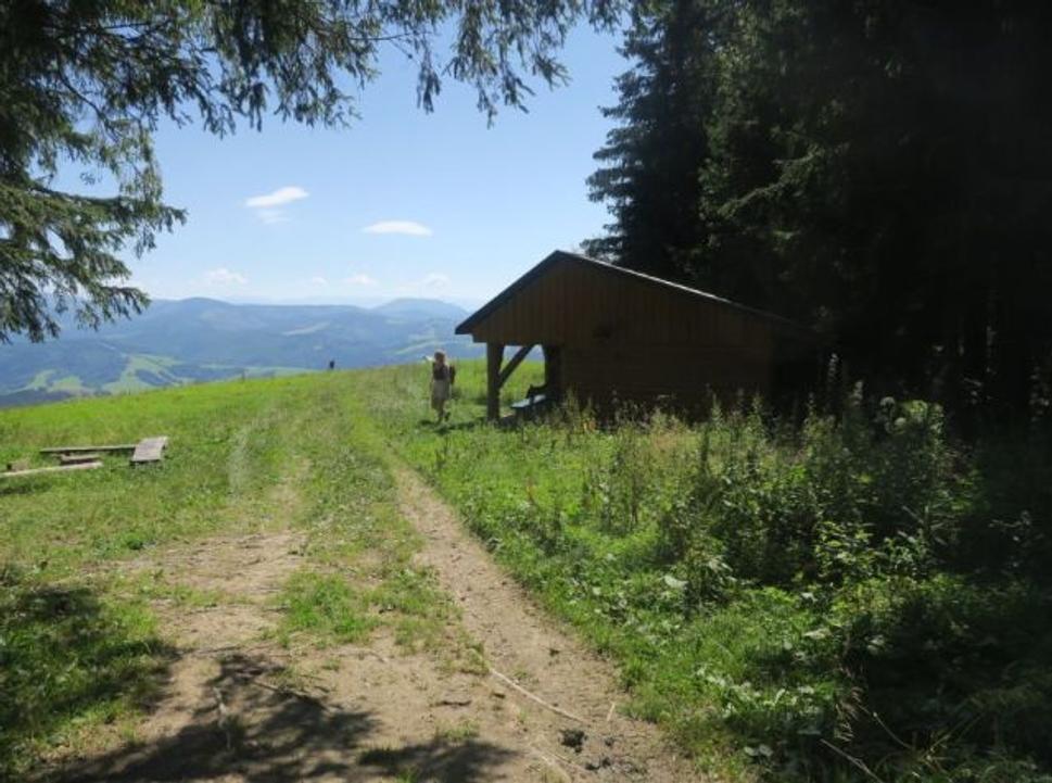 Prístrešok pre turistov na Javorovom vrchu.