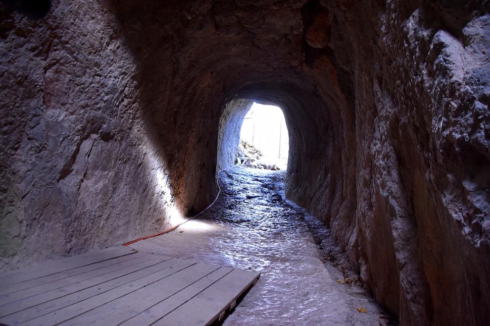 tunel vytesaný do skaly