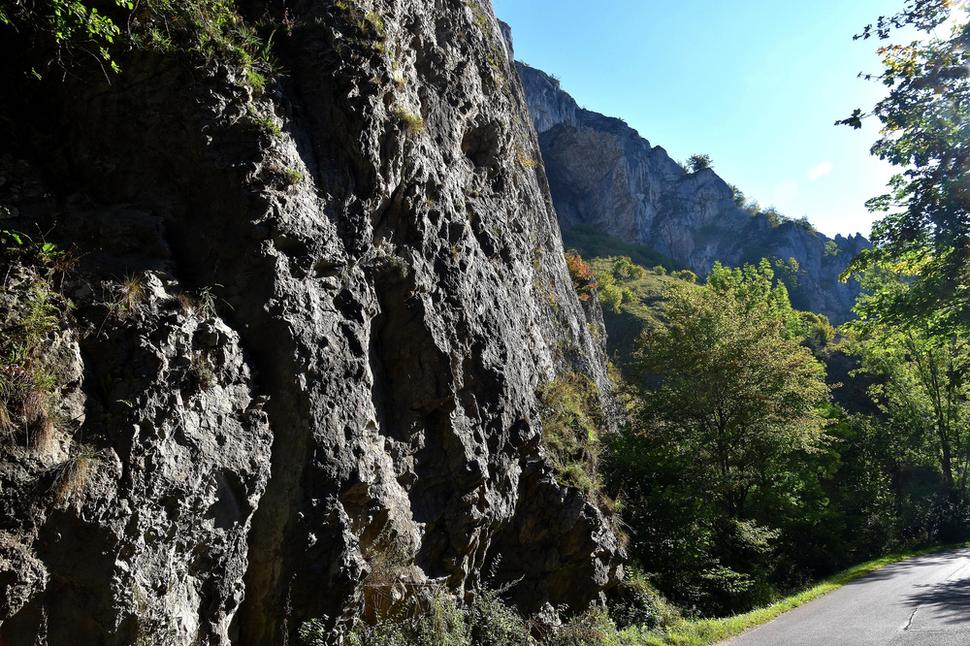 cesta popri skalách Kostoleckej tiesňavy