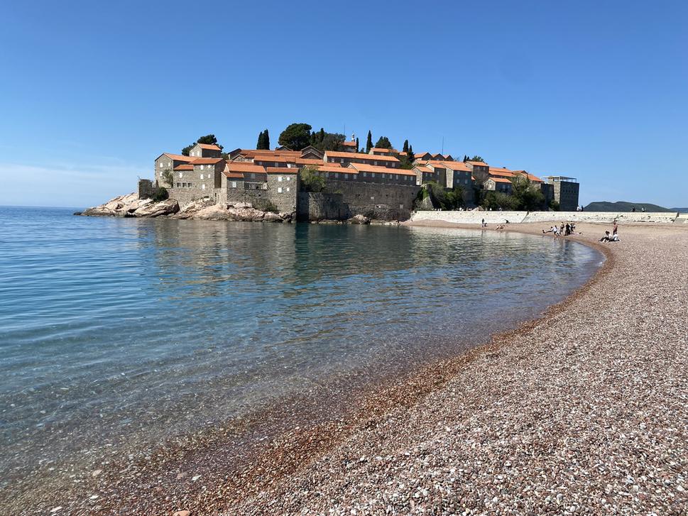 Pohľad na ostrov Sveti Stefan z priľahlej pláže