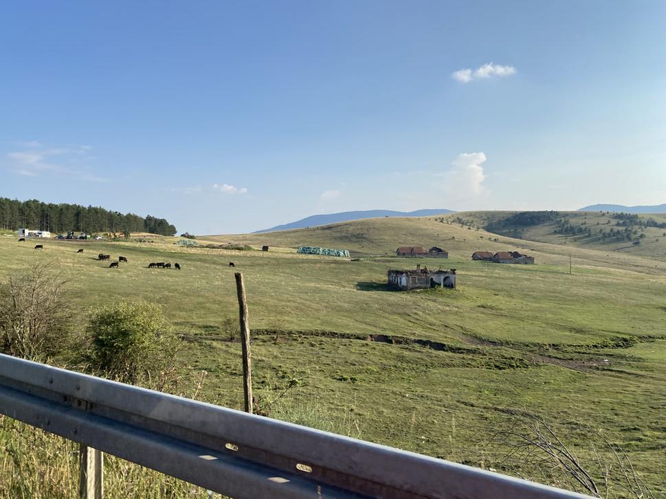 Cestou k druhej prístupovej ceste k Ribničkemu jazeru