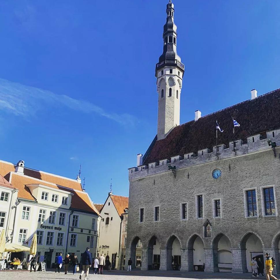 Raekoja plats a gotická radnica.