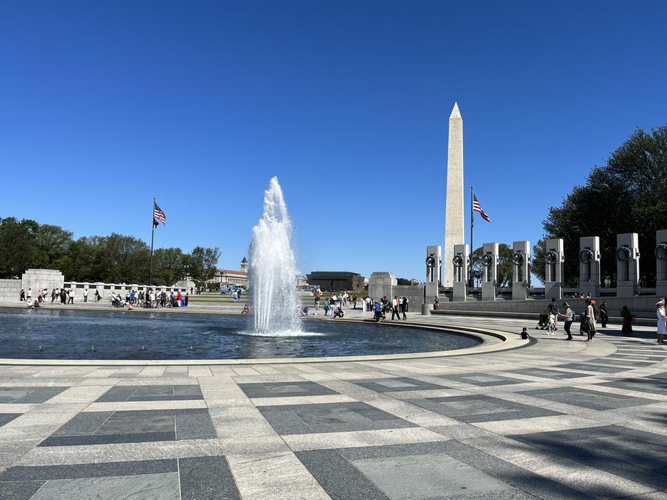 Pamätník 2. svetovej vojny s Washingtonovým monumentom v pozadí
