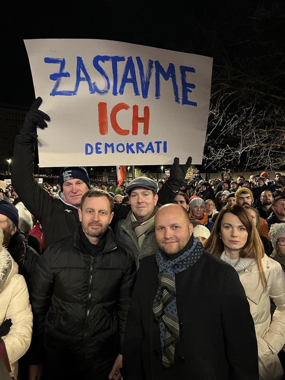 Demokrati na proteste proti zrušeniu ÚŠP
