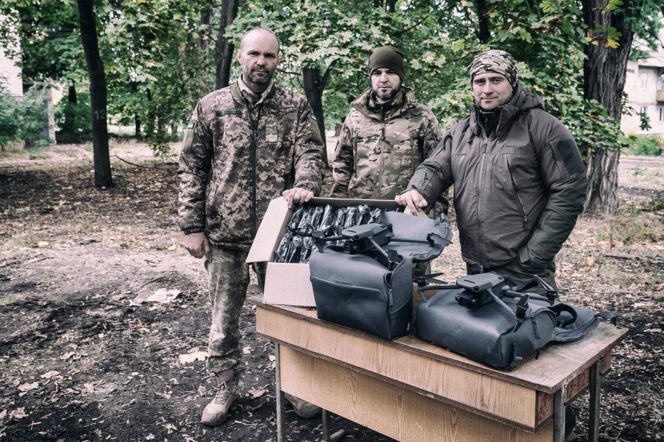 Zamestnanci špeciálnej kuriérskej spoločnosti preberajú drony a turnikety