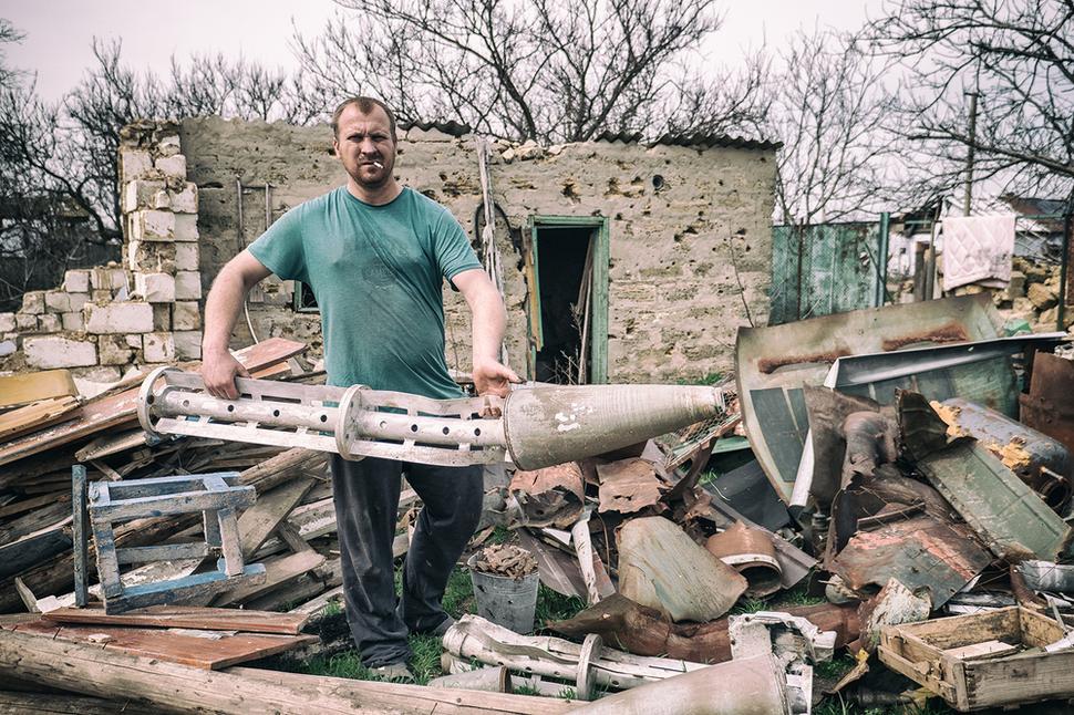 Michal z obce Novohryhorivka s nosičom kazetovej munície, ktorý našiel na svojom pozemku