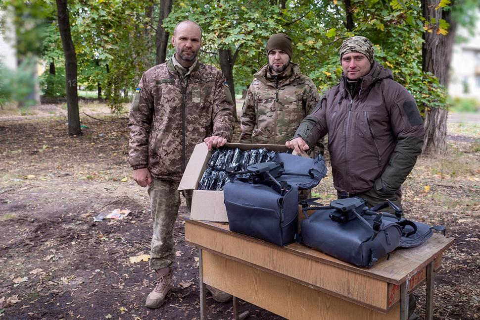 Vojaci preberajú darované turnikety SICH a drony Mavic DJI
