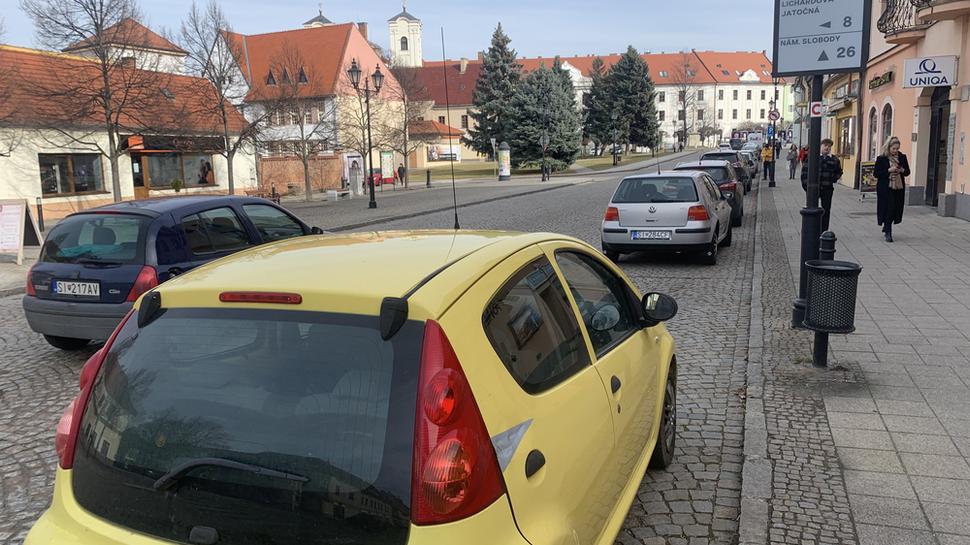 Rýchloobrátkové parkovisko na Štefánikovej ulici o 12:00