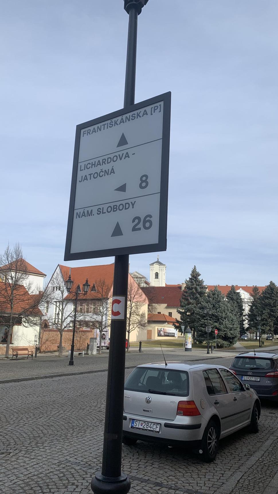 Tabuľa informujúca o počte voľných miest - väčšina z nich je rýchloobrátková.