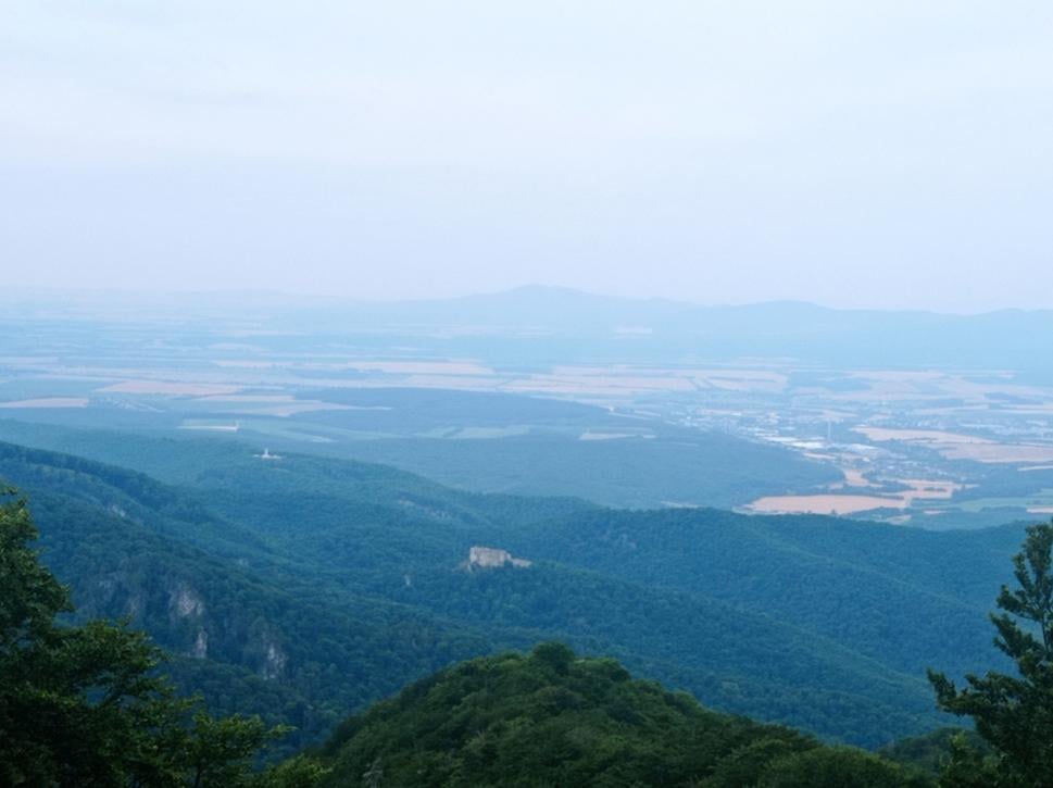 Výhľad z pamätníku, ktorý sa nachádza dve minúty od vrcholu. Výhľad máme na Bánovce, Uhrovec a na ďalší pamätník Jankov vršok.