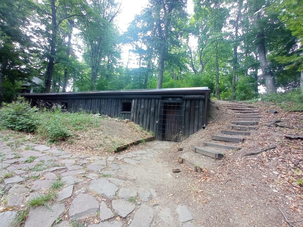 Na Jankovom vŕšku sa nachádza niekoľko bunkrov aj s popisom histórie.