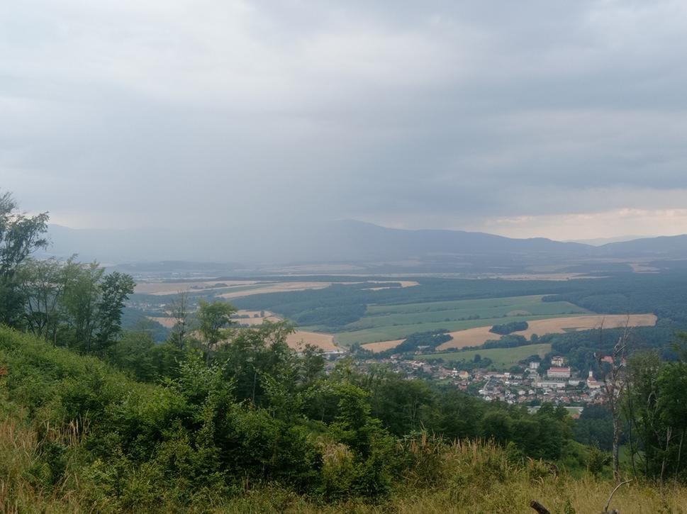 Búrka v Bánovciach, ktorá sa nám dúfam vyhne. Buráca to tam v diaľke dobre.