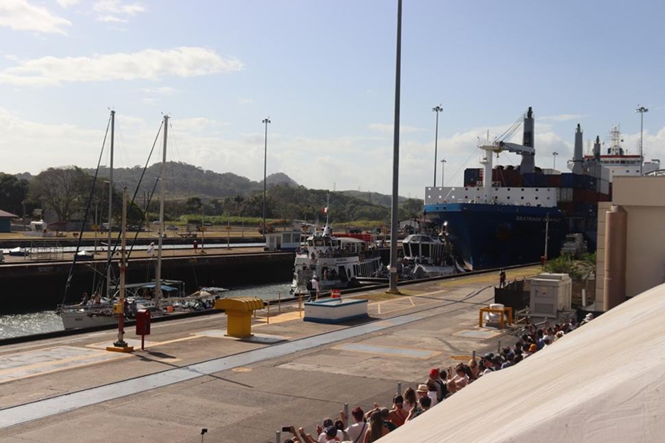 Lode prechádzajú cez Miraflores Locks