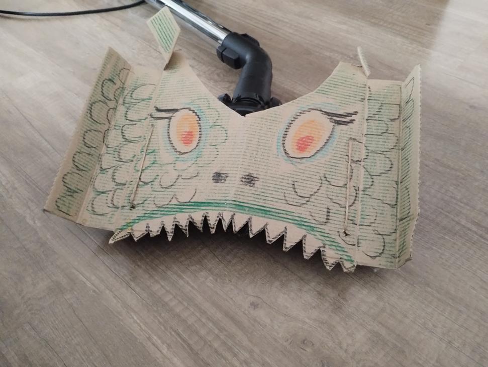 Deti veľmi bavilo, keď bol náš vysávačový drak hladný a kŕmili sme ho prachom spoza gauča. Ani sa nenazdali a bolo upratané.