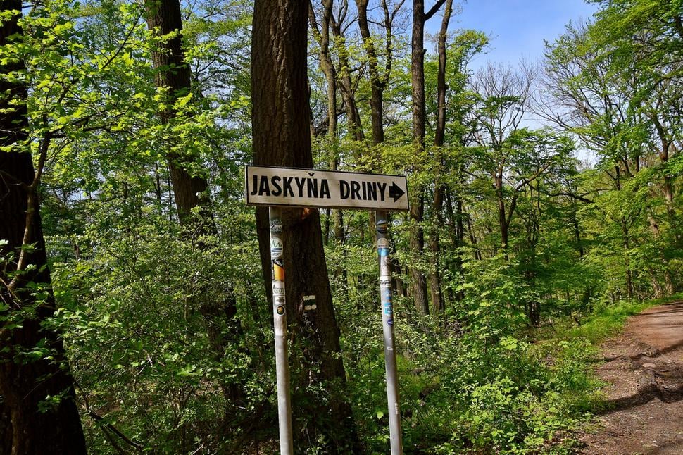 odbočka k jaskyni