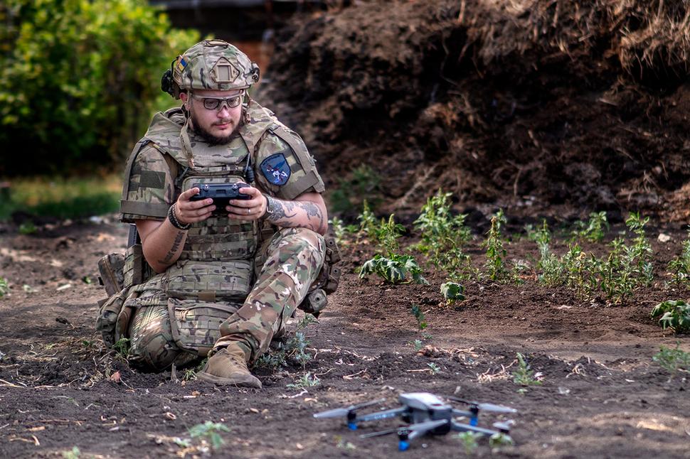 Prieskumník - operátor dronu "Mohilčik" chystá Mavic 3PRO na vzlet